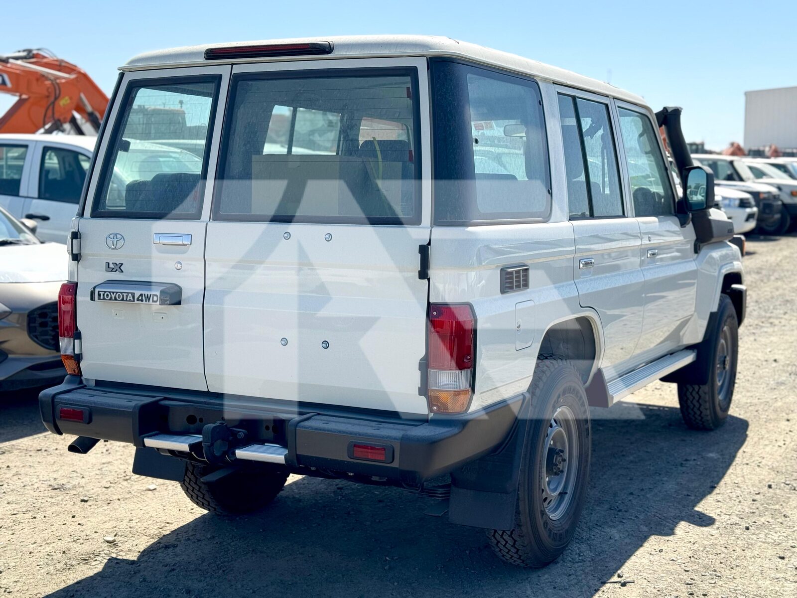 Toyota Land Cruiser LC76 photo 6