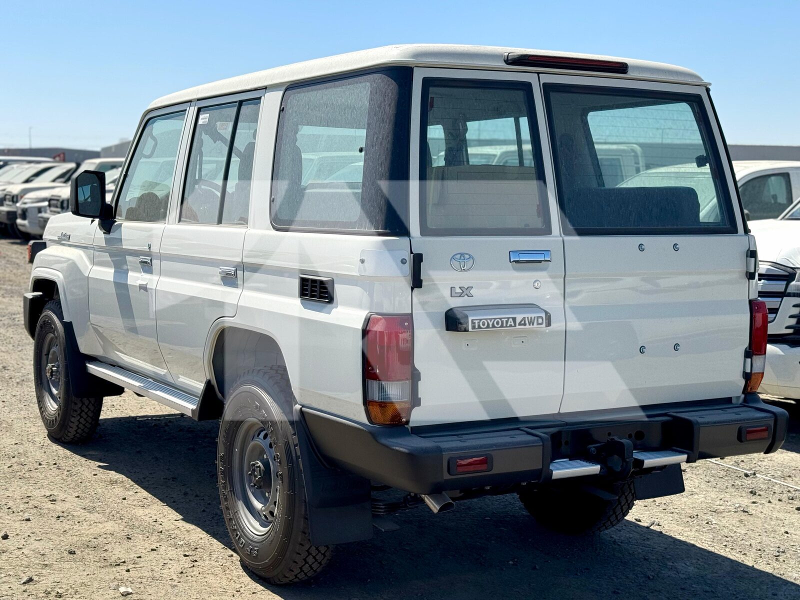Toyota Land Cruiser LC76 photo 8