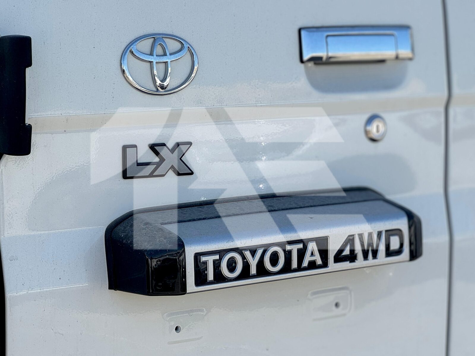 Toyota Land Cruiser LC76 photo 9