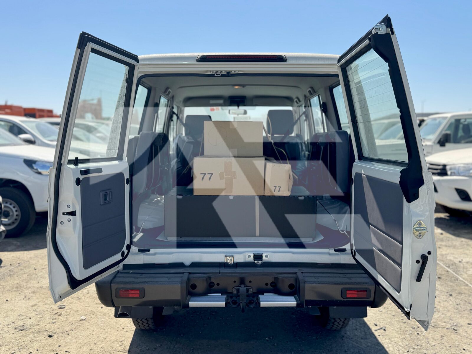 Toyota Land Cruiser LC76 photo 12