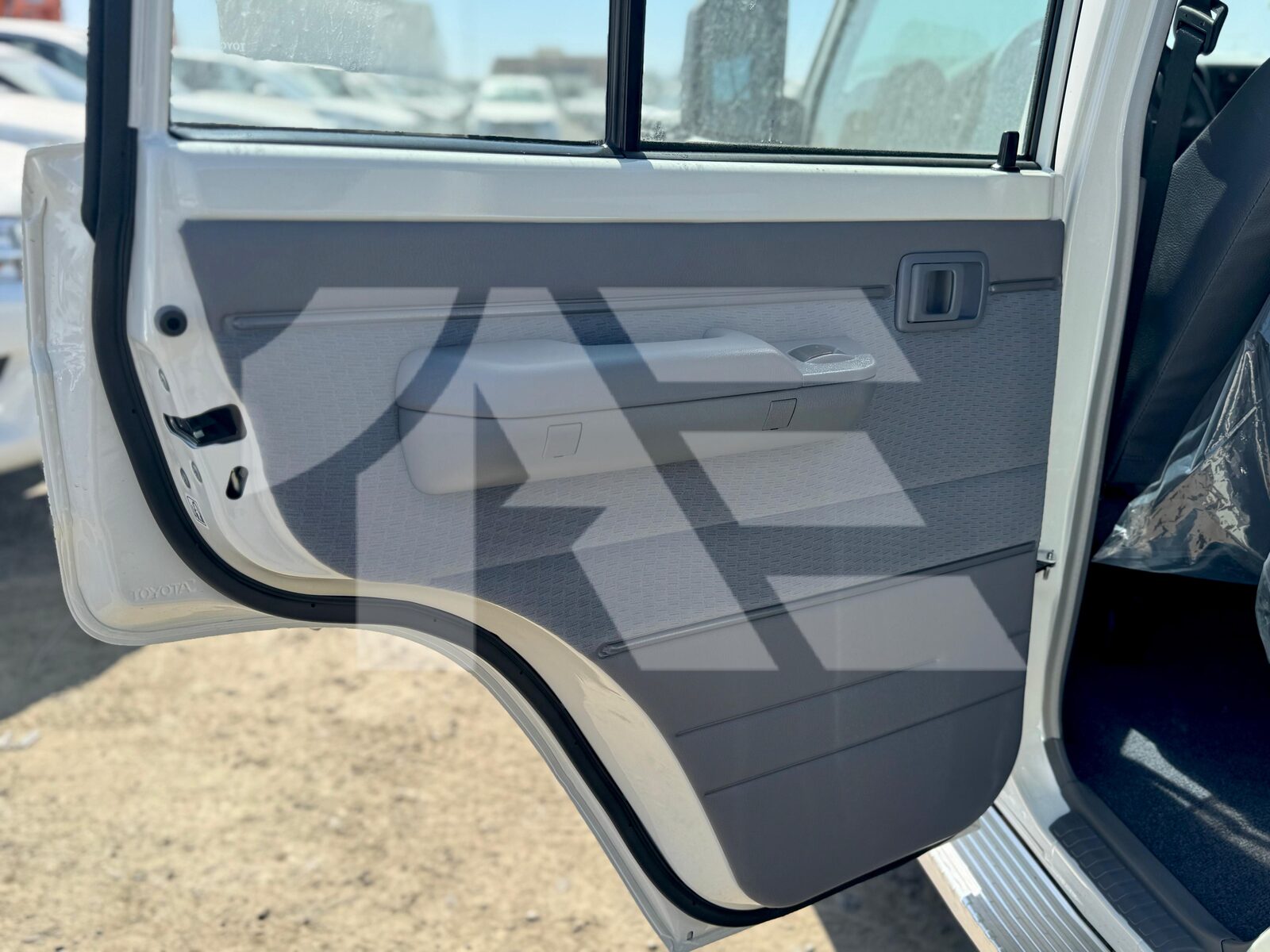 Toyota Land Cruiser LC76 photo 23