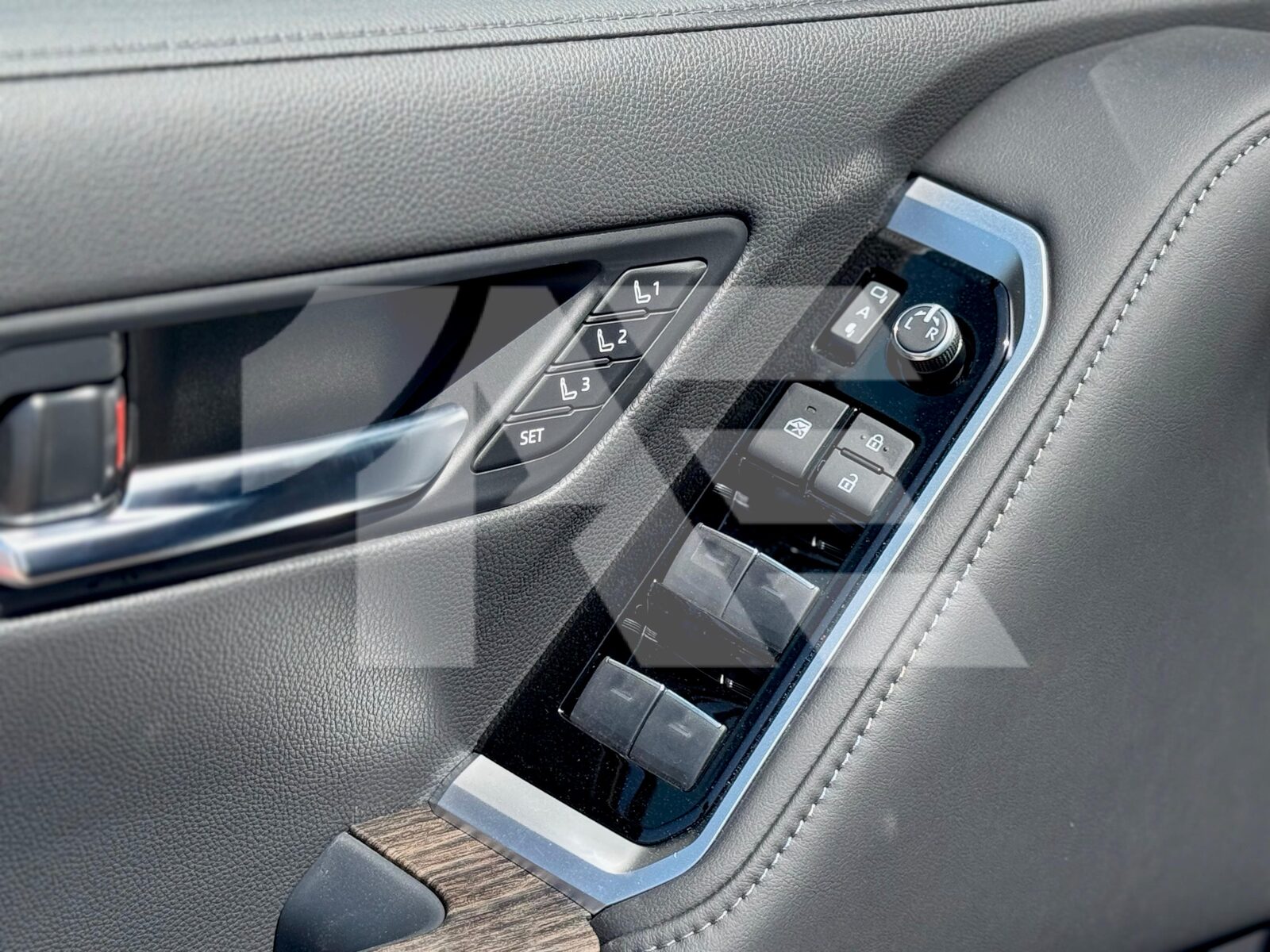 Toyota Land Cruiser VXR photo 10