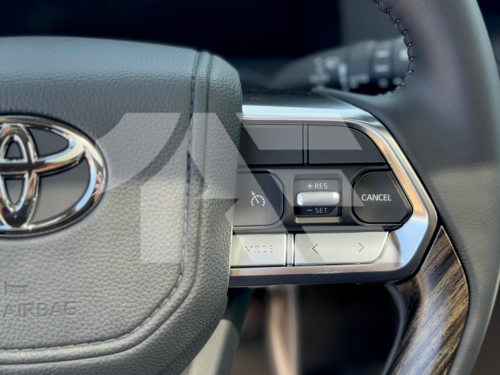 Toyota Land Cruiser VXR photo 17