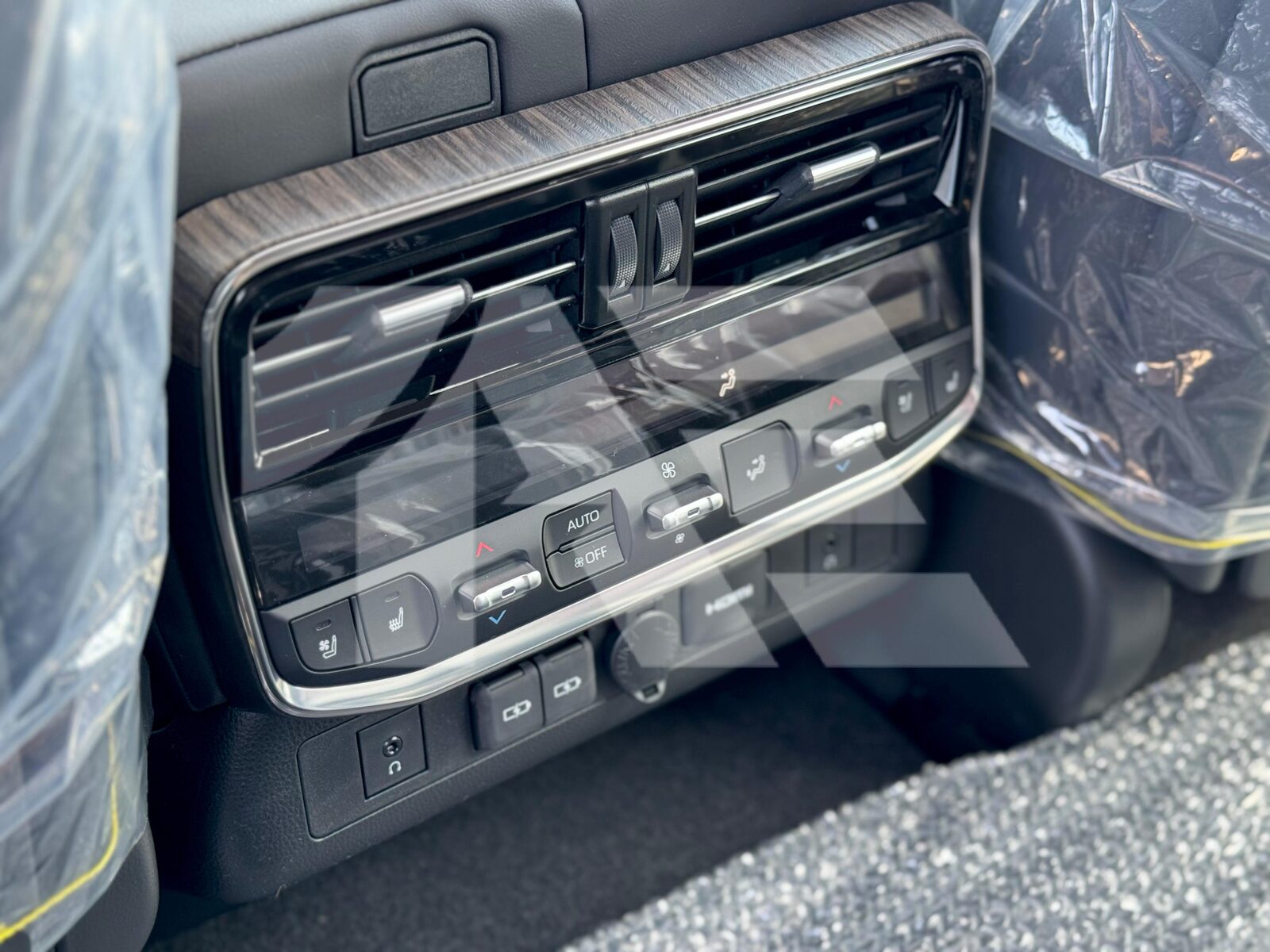Toyota Land Cruiser VXR photo 34